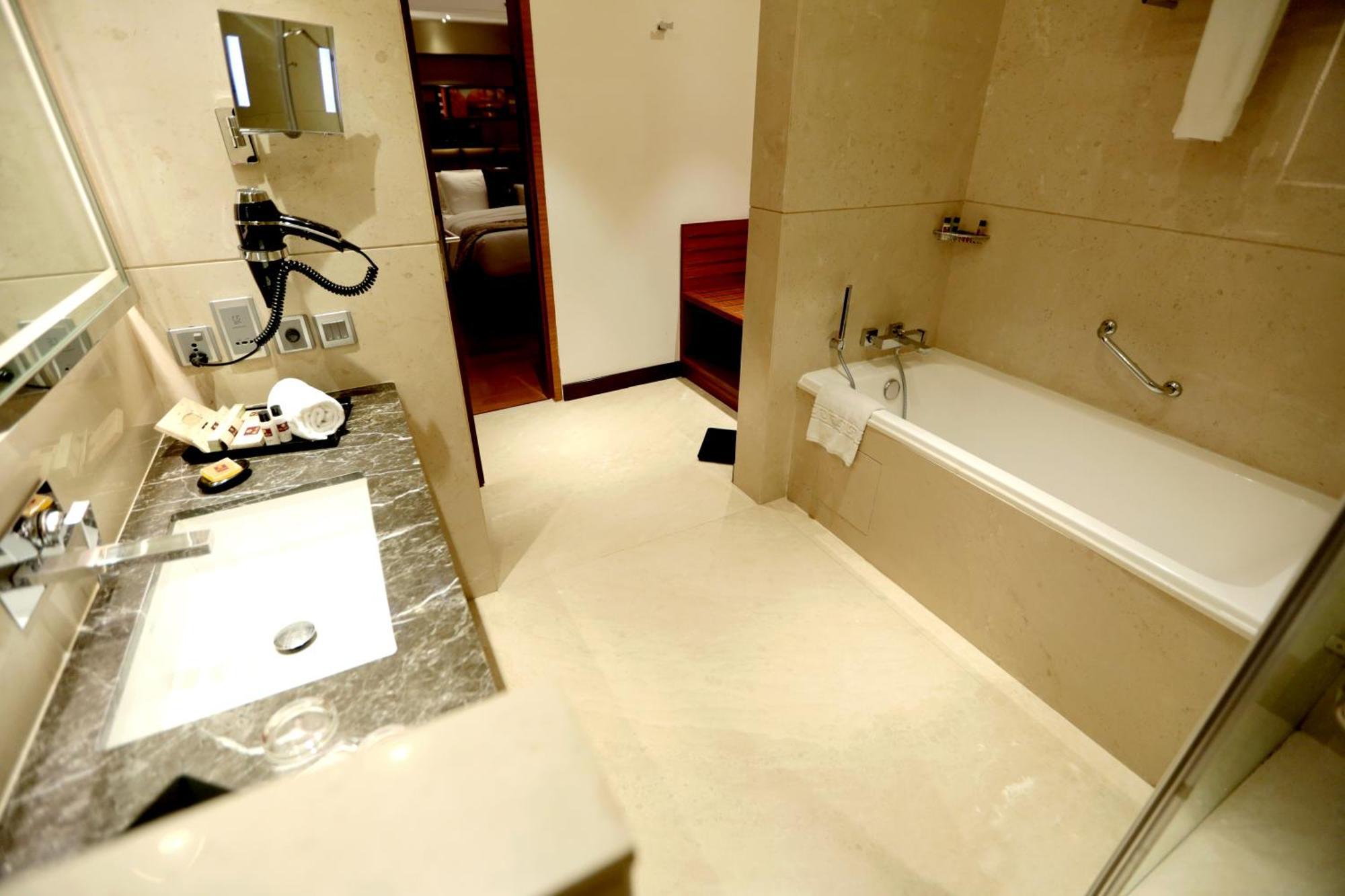Hotel Madin Варанаси Экстерьер фото